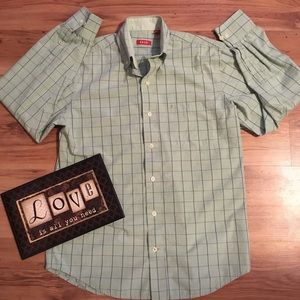 Izod Men’s S L/S green button down shirt